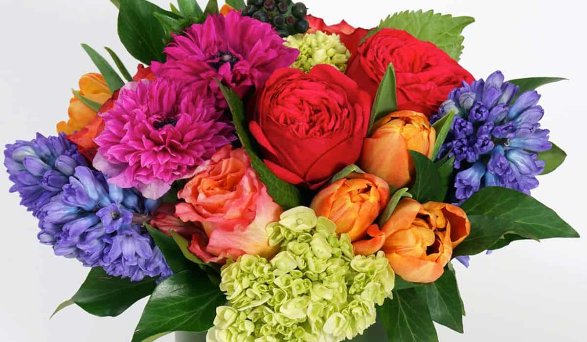 23 Pretty Spring Centerpieces and Floral Arrangements