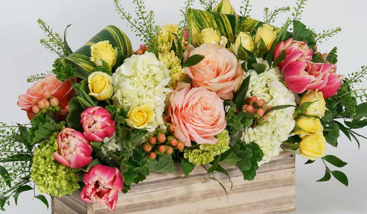 23 Pretty Spring Centerpieces and Floral Arrangements